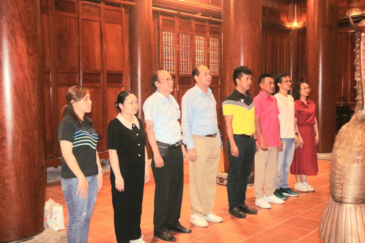 Đo&amp;agrave;n c&amp;ocirc;ng t&amp;aacute;c Đảng ủy Khối Doanh nghiệp quận Thanh Xu&amp;acirc;n th&amp;agrave;nh k&amp;iacute;nh tưởng niệm Chủ tịch Hồ Ch&amp;iacute; Minh