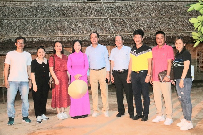 Đo&amp;agrave;n c&amp;ocirc;ng t&amp;aacute;c chụp ảnh lưu niệm trong buổi lễ b&amp;aacute;o c&amp;ocirc;ng tại qu&amp;ecirc; B&amp;aacute;c