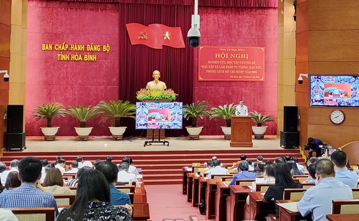 &amp;Ocirc;ng Ng&amp;ocirc; Văn Tuấn, Uỷ vi&amp;ecirc;n BCH T.Ư Đảng, B&amp;iacute; thư Tỉnh ủy H&amp;ograve;a B&amp;igrave;nh ph&amp;aacute;t biểu tại hội nghị.
