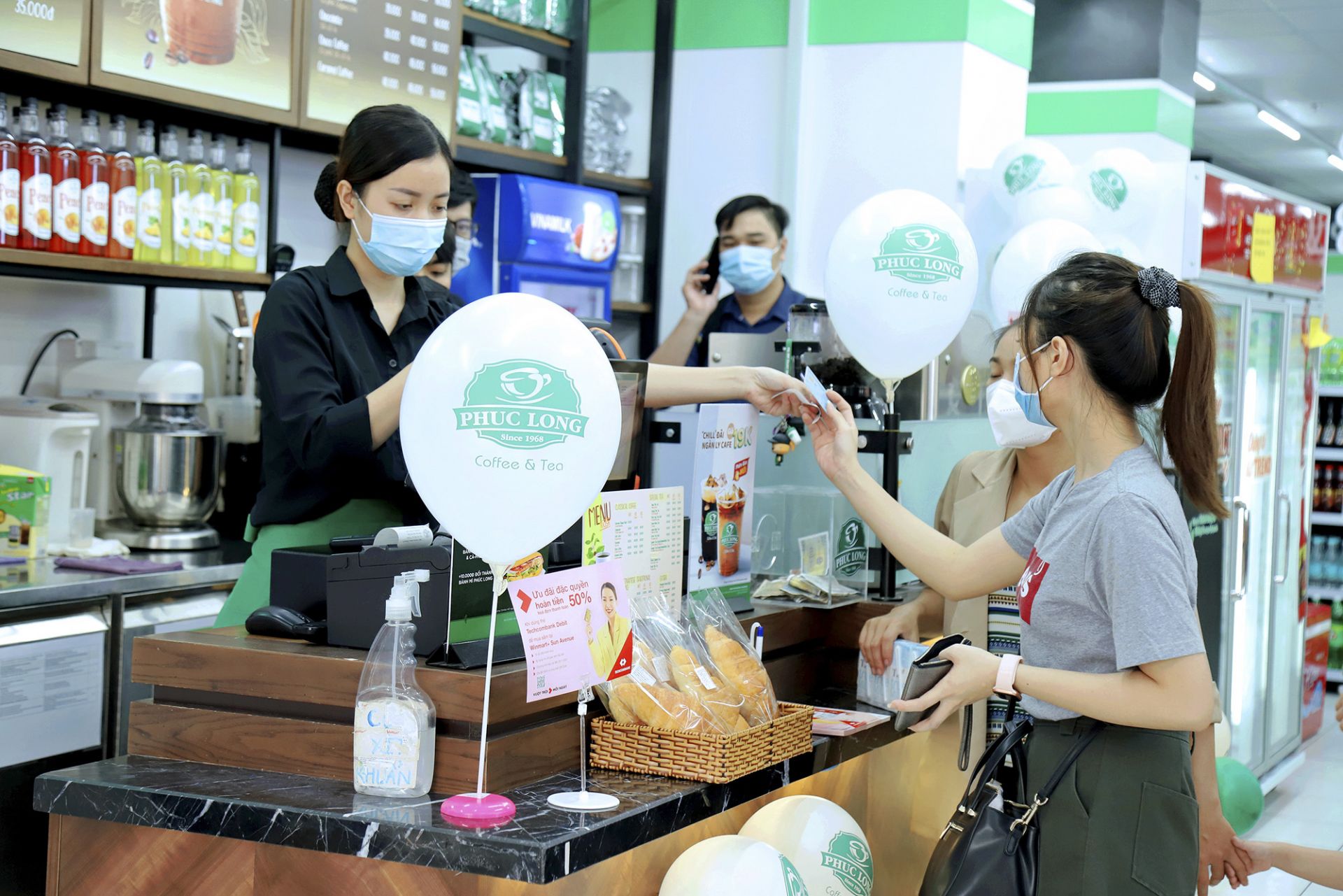 đối với chuỗi tr&amp;agrave; v&amp;agrave; c&amp;agrave; ph&amp;ecirc; Ph&amp;uacute;c Long, Masan đặt mục ti&amp;ecirc;u doanh thu h&amp;agrave;ng ng&amp;agrave;y từ 4 &amp;ndash; 5 triệu đồng/quầy b&amp;aacute;n từ mức hiện tại l&amp;agrave; 2 triệu đồng/quầy