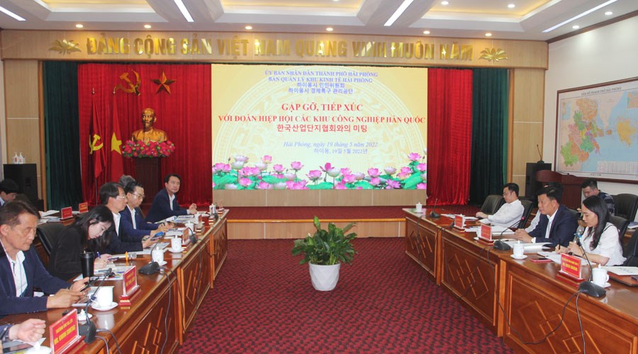 Đồng ch&amp;iacute; L&amp;ecirc; Trung Ki&amp;ecirc;n, Trưởng Ban Quản l&amp;yacute; Khu kinh tế Hải Ph&amp;ograve;ng đ&amp;oacute;n tiếp &amp;Ocirc;ng Kim Jeonghwan, Gi&amp;aacute;m đốc điều h&amp;agrave;nh Hiệp hội c&amp;aacute;c Khu c&amp;ocirc;ng nghiệp H&amp;agrave;n Quốc