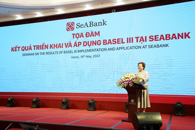 B&amp;agrave; Nguyễn Thị Nga - Ph&amp;oacute; Chủ tịch thường trực SeABank ph&amp;aacute;t biểu tại Tọa đ&amp;agrave;m.