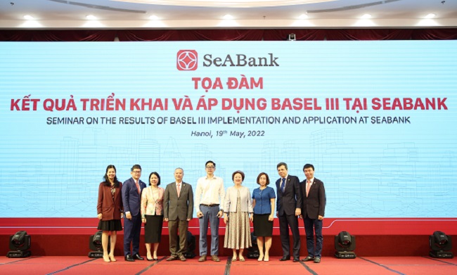 C&amp;aacute;c đại biểu tham dự tọa đ&amp;agrave;m chụp ảnh lưu niệm c&amp;ugrave;ng l&amp;atilde;nh đạo SeABank