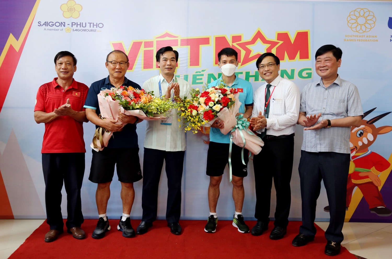 Đại diện Ban tổ chức m&amp;ocirc;n B&amp;oacute;ng đ&amp;aacute; nam SEA Games 31 tại tỉnh Ph&amp;uacute; Thọ tặng hoa chia tay đội tuyển U23 Việt Nam