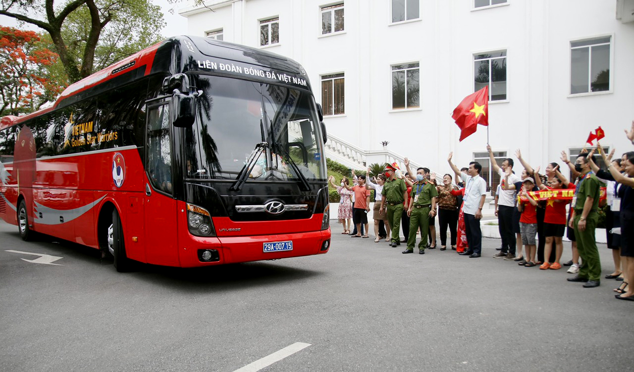 Người h&amp;acirc;m mộ vẫy tay ch&amp;agrave;o v&amp;agrave; gửi lời ch&amp;uacute;c sức khỏe, may mắn tới c&amp;aacute;c cầu thủ đội tuyển U23 Việt Nam
