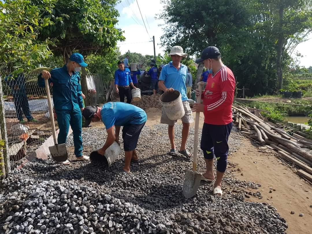 Mặt trận Tổ quốc v&amp;agrave; c&amp;aacute;c tổ chức ch&amp;iacute;nh trị - x&amp;atilde; hội x&amp;atilde; Ho&amp;agrave; Th&amp;agrave;nh tham gia x&amp;acirc;y dựng cầu đường tại ấp T&amp;acirc;n Th&amp;agrave;nh, x&amp;atilde; Ho&amp;agrave; Th&amp;agrave;nh, huyện Lai Vung.