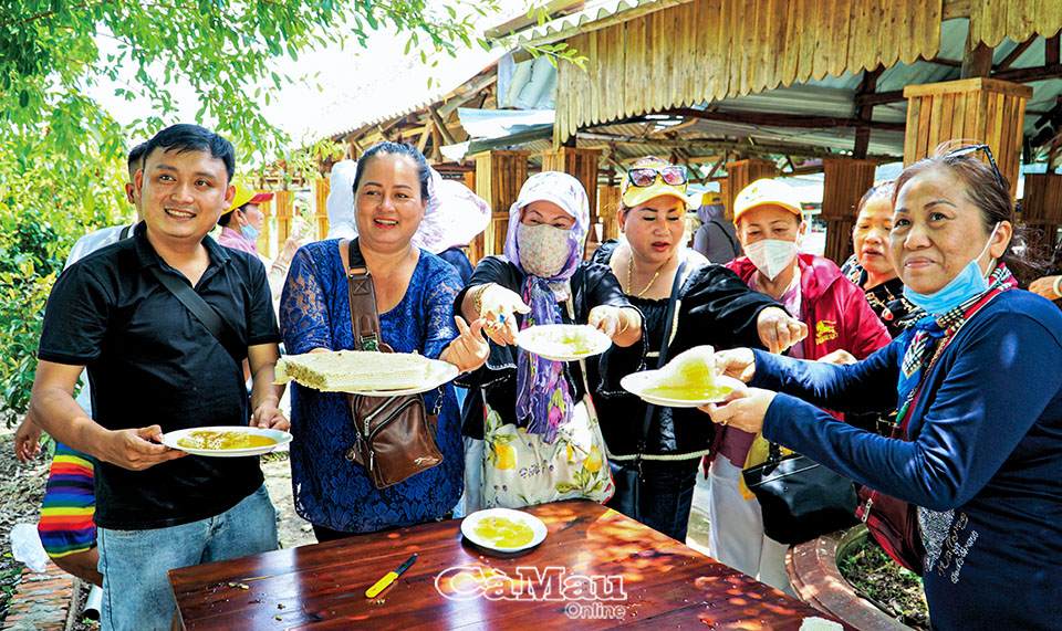 D&amp;ugrave; chưa x&amp;acirc;y dựng được bản đồ ẩm thực, c&amp;aacute;c tour - tuyến du lịch ẩm thực chuy&amp;ecirc;n biệt, nhưng uy t&amp;iacute;n, thương hiệu ẩm thực C&amp;agrave; Mau đ&amp;atilde; được x&amp;acirc;y dựng vững chắc trong l&amp;ograve;ng du kh&amp;aacute;ch, với vị tr&amp;iacute; l&amp;agrave; sản phẩm du lịch chiến lược của địa phương. Ảnh: QUỐC RIN