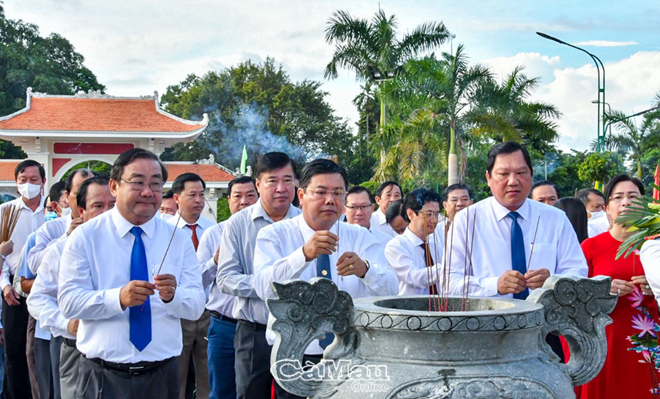 (H&amp;agrave;ng đầu, từ tr&amp;aacute;i sang) C&amp;aacute;c đồng ch&amp;iacute;: Uỷ vi&amp;ecirc;n BTV Tỉnh uỷ, Chủ tịch Uỷ ban MTTQ Việt Nam tỉnh Trần Văn Hiện; Uỷ vi&amp;ecirc;n BCH Trung ương Đảng, B&amp;iacute; thư Tỉnh uỷ, Chủ tịch HĐND tỉnh Nguyễn Tiến Hải; Uỷ vi&amp;ecirc;n BTV Tỉnh uỷ, Ph&amp;oacute; chủ tịch UBND tỉnh L&amp;acirc;m Văn Bi, c&amp;ugrave;ng l&amp;atilde;nh đạo sở, ban, ng&amp;agrave;nh tỉnh d&amp;acirc;ng hương tại Khu tưởng niệm Chủ tịch Hồ Ch&amp;iacute; Minh. Ảnh: PHONG PH&amp;Uacute;