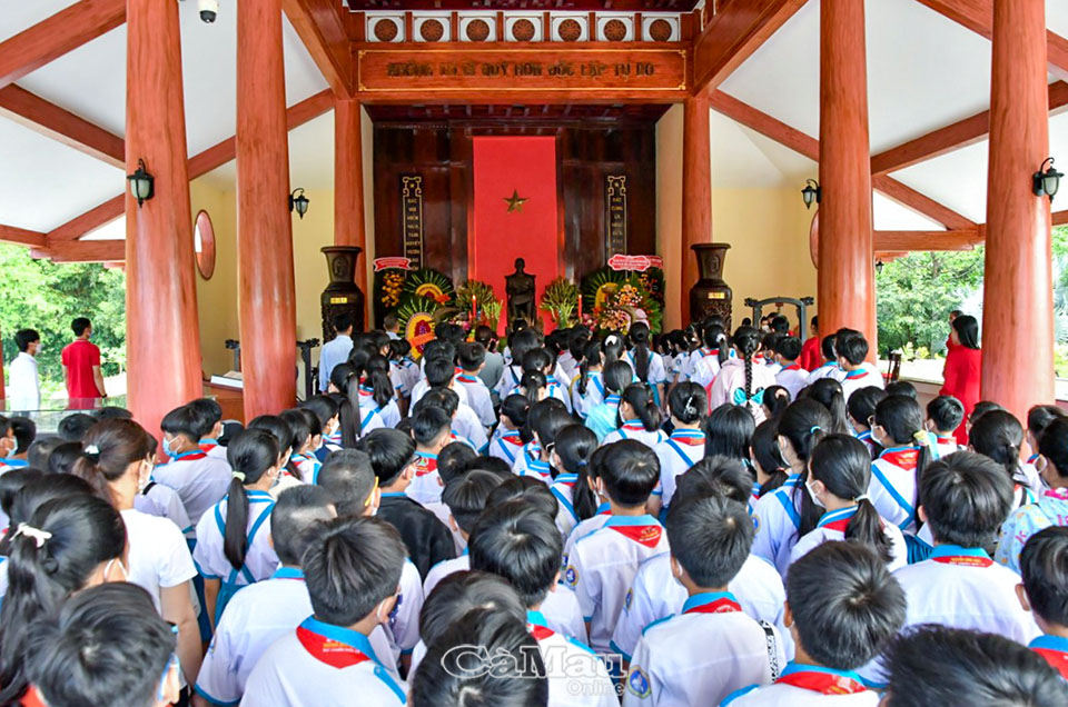 Đ&amp;ocirc;ng đảo c&amp;aacute;c tầng lớp Nh&amp;acirc;n d&amp;acirc;n, c&amp;aacute;n bộ, chiến sĩ, học sinh th&amp;agrave;nh k&amp;iacute;nh d&amp;acirc;ng hương tưởng niệm B&amp;aacute;c. Ảnh: PHONG PH&amp;Uacute;