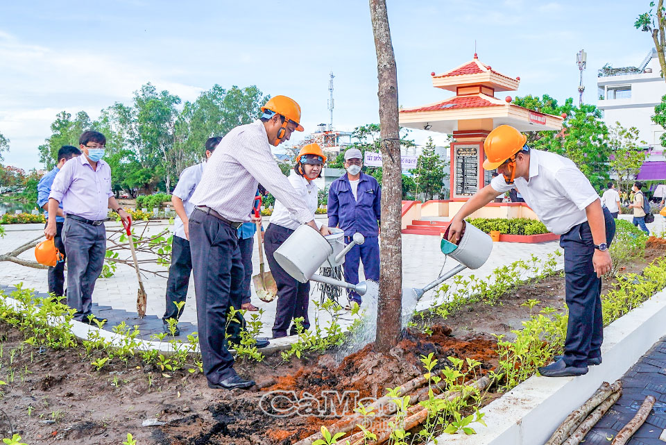Uỷ vi&amp;ecirc;n BTV Tỉnh uỷ, B&amp;iacute; thư Th&amp;agrave;nh uỷ Trần Hồng Qu&amp;acirc;n; Ph&amp;oacute; b&amp;iacute; thư Th&amp;agrave;nh uỷ, Chủ tịch UBND th&amp;agrave;nh phố L&amp;ecirc; Tuấn Hải v&amp;agrave; Uỷ vi&amp;ecirc;n BTV, Trưởng ban D&amp;acirc;n vận Th&amp;agrave;nh uỷ, Chủ tịch Uỷ ban MTTQ Việt Nam th&amp;agrave;nh phố Mai Thị Th&amp;ugrave;y Trang thực hiện trồng c&amp;acirc;y xanh tại lễ ra qu&amp;acirc;n . Ảnh: HUỲNH L&amp;Acirc;M