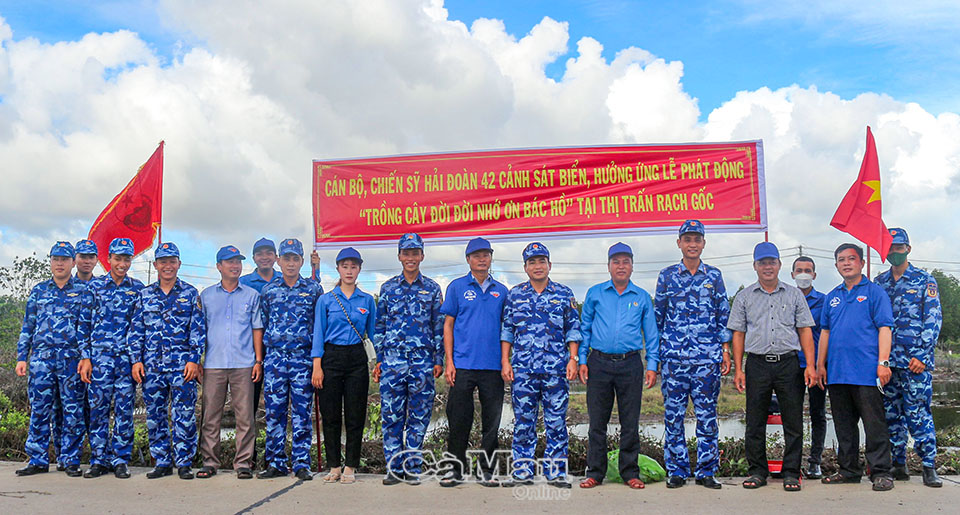 Trồng c&amp;acirc;y xanh l&amp;agrave; hoạt động thường ni&amp;ecirc;n được Hải đo&amp;agrave;n 42 tổ chức mỗi dịp sinh nhật B&amp;aacute;c Hồ. Ảnh: ĐỨC GI&amp;Aacute;NG