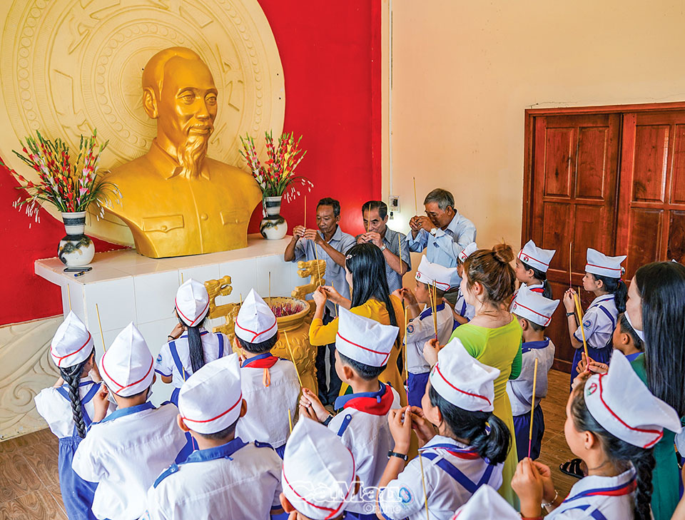 Đền thờ B&amp;aacute;c Hồ ở x&amp;atilde; Vi&amp;ecirc;n An (huyện Ngọc Hiển) được kh&amp;aacute;nh th&amp;agrave;nh ng&amp;agrave;y 25/9/1969, l&amp;agrave; đền thờ được x&amp;acirc;y dựng sớm nhất ở C&amp;agrave; Mau. Ng&amp;agrave;y 26/3/1996, đền thờ được c&amp;ocirc;ng nhận Di t&amp;iacute;ch Lịch sử - văn ho&amp;aacute; cấp tỉnh. (Trong ảnh: Cựu chiến binh, thầy c&amp;ocirc; gi&amp;aacute;o v&amp;agrave; học sinh x&amp;atilde; Vi&amp;ecirc;n An thắp hương tưởng niệm B&amp;aacute;c Hồ).