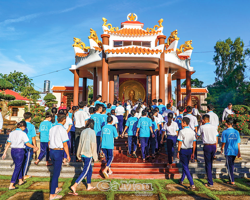 Đền thờ B&amp;aacute;c Hồ tại thị trấn Đầm Dơi được x&amp;acirc;y dựng năm 2006, tr&amp;ecirc;n diện t&amp;iacute;ch 2.040 m2. C&amp;ocirc;ng tr&amp;igrave;nh l&amp;agrave; &amp;yacute; nguyện của &amp;ETH;ảng bộ v&amp;agrave; Nh&amp;acirc;n d&amp;acirc;n huyện &amp;ETH;ầm Dơi thể hiện l&amp;ograve;ng th&amp;agrave;nh k&amp;iacute;nh tưởng nhớ B&amp;aacute;c. (Trong ảnh: C&amp;aacute;c em học sinh Trường THPT Đầm Dơi v&amp;agrave;o đền viếng B&amp;aacute;c).