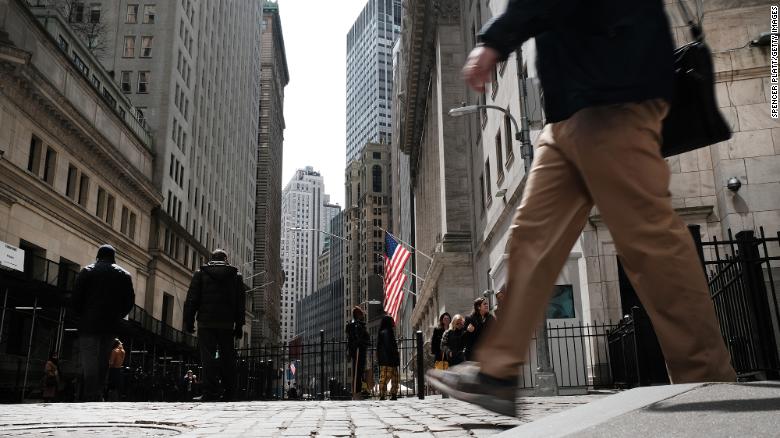Mọi người đi dạo qua Sở Giao dịch Chứng kho&amp;aacute;n New York (NYSE) v&amp;agrave;o ng&amp;agrave;y 4 th&amp;aacute;ng 4 năm 2022 tại Th&amp;agrave;nh phố New York.