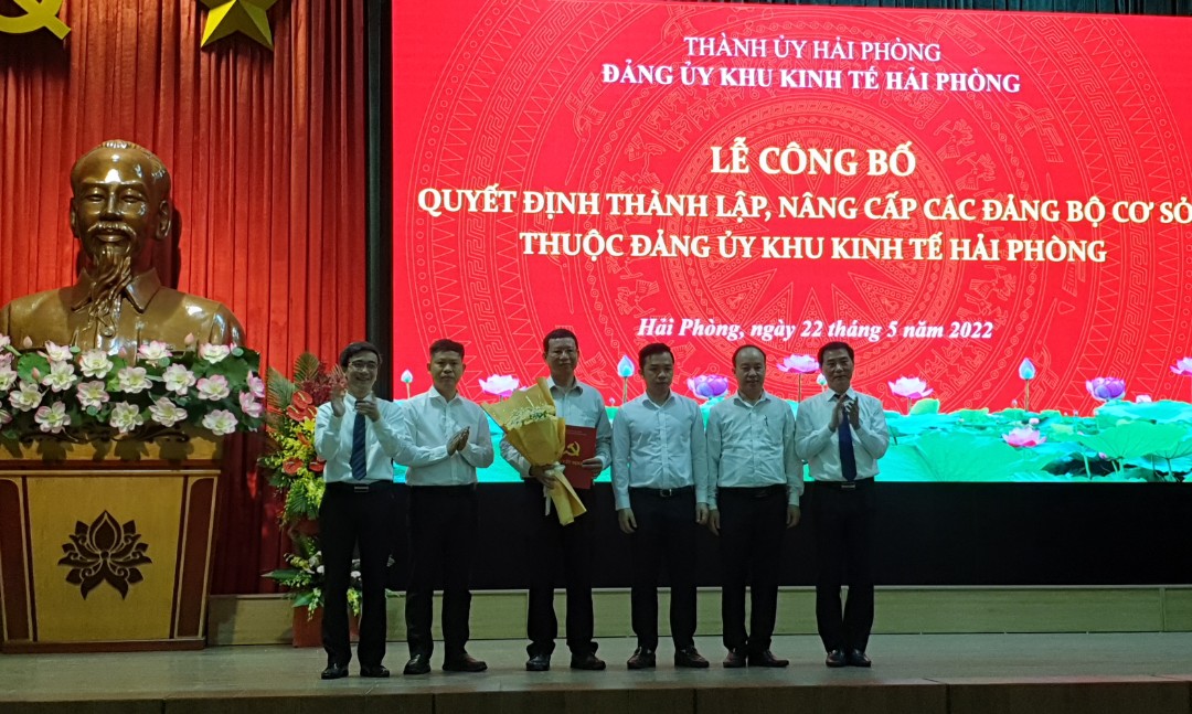 Đảng bộ Ban Quản l&amp;yacute; khu kinh tế Hải Ph&amp;ograve;ng  ra mắt tại hội nghị.