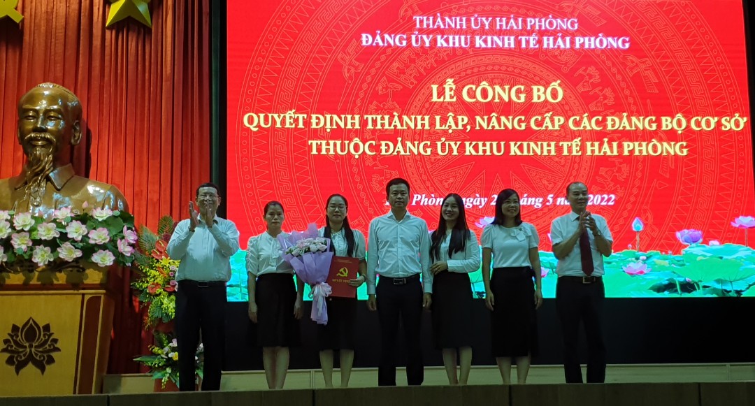 L&amp;atilde;nh đạo Đảng ủy ban Quản l&amp;yacute; Khu kinh tế Trao Quyết định v&amp;agrave; tặng hoa ch&amp;uacute;c mừng Đảng bộ C&amp;ocirc;ng ty C&amp;ocirc;ng ty TNHH Regina Miracle Việt Nam .