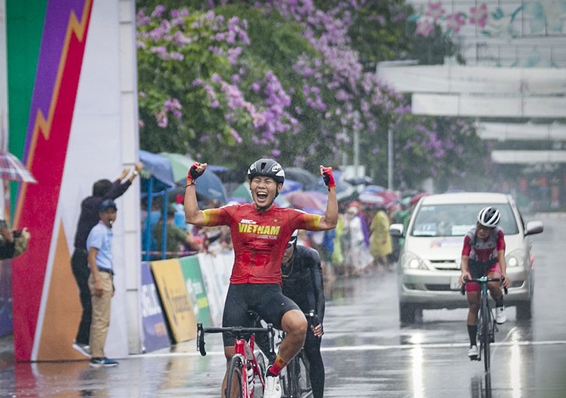 Vận động vi&amp;ecirc;n Nguyễn Thị Thật của đội tuyển Việt Nam đ&amp;atilde; c&amp;oacute; m&amp;agrave;n nước r&amp;uacute;t đầy ấn tượng v&amp;agrave; c&amp;aacute;n đ&amp;iacute;ch ở vị tr&amp;iacute; đầu ti&amp;ecirc;n.