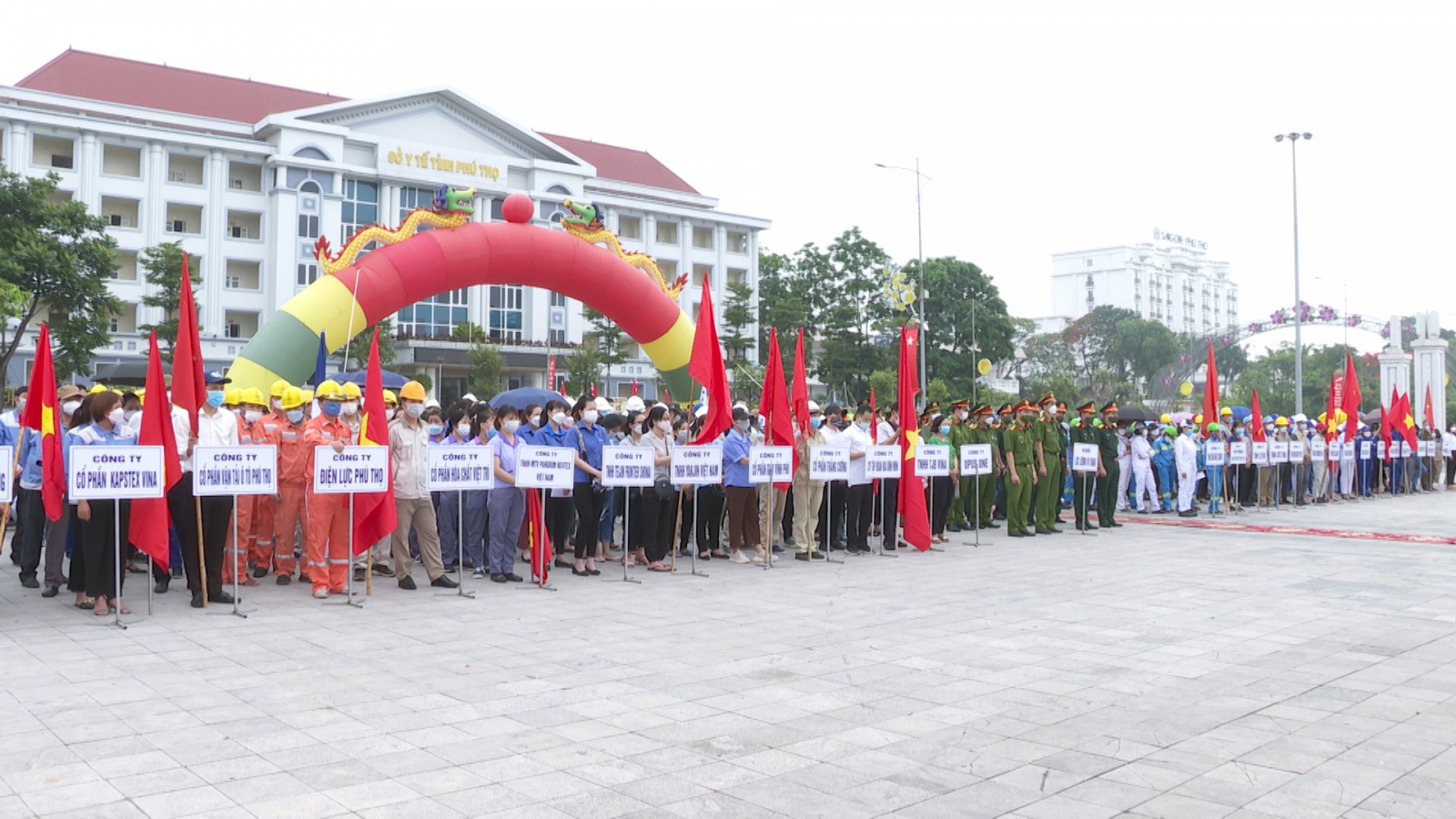 C&amp;aacute;c doanh nghiệp tr&amp;ecirc;n địa b&amp;agrave;n th&amp;agrave;nh phố Việt Tr&amp;igrave; tham dự lễ ph&amp;aacute;t động