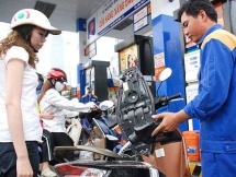 Giá xăng tăng mạnh, RON 95 đạt mốc 30.650 đồng/lít