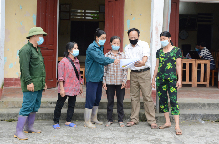 C&amp;aacute;n bộ khu H&amp;ugrave;ng Nhĩ, thị trấn Thanh Sơn, huyện Thanh Sơn trao đổi với người d&amp;acirc;n về c&amp;ocirc;ng t&amp;aacute;c giải ph&amp;oacute;ng mặt bằng thực hiện dự &amp;aacute;n tr&amp;ecirc;n địa b&amp;agrave;n