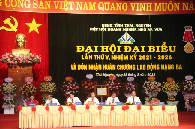 Đo&amp;agrave;n Chủ tịch điều h&amp;agrave;nh Đại hội đại biểu Hiệp hội doanh nghiệp nhỏ v&amp;agrave; vừa tỉnh Th&amp;aacute;i Nguy&amp;ecirc;n.