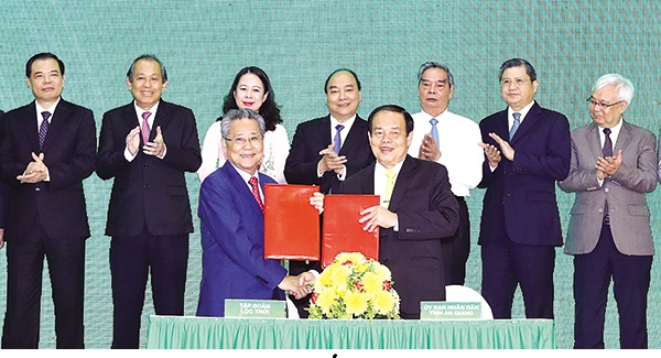 Năm 2018, An Giang đ&amp;atilde; tổ chức th&amp;agrave;nh c&amp;ocirc;ng hội nghị X&amp;uacute;c tiến đầu tư lần thứ 1. Tại Hội nghị, An Giang đ&amp;atilde; trao quyết định chủ trương đầu tư cho khoảng 23 dự &amp;aacute;n, với tổng số vốn đăng k&amp;yacute; đầu tư tr&amp;ecirc;n 27.000 tỉ đồng v&amp;agrave; trao cam kết đầu tư cho 7 nh&amp;agrave; đầu tư. Ảnh: tuyengiaoangiang.vn.