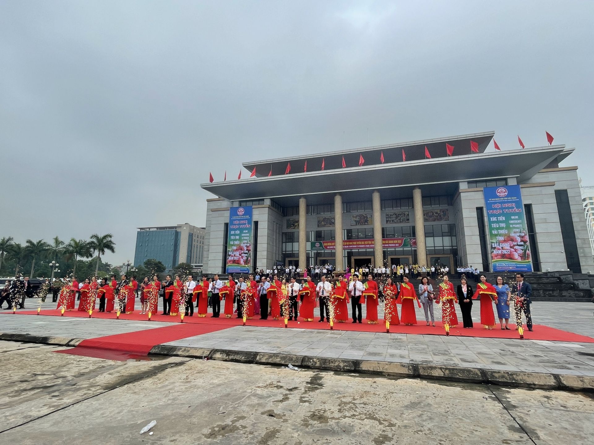 Lễ cắt băng khởi h&amp;agrave;nh đo&amp;agrave;n xe vận chuyển vải thiều Bắc Giang năm 2022