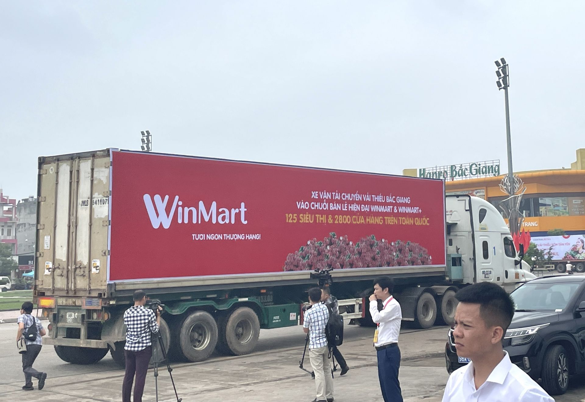 Xe tải vận chuyển vải thiều v&amp;agrave;o hệ thống WinMart_WinMart+