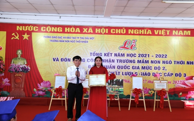 &amp;Ocirc;ng L&amp;ecirc; Thanh To&amp;agrave;n &amp;ndash; Ph&amp;oacute; Chủ tịch UBND Th&amp;agrave;nh phố Thủ Dầu Một trao khen thưởng  cho trường mầm non Ng&amp;ocirc; Thời Nhiệm