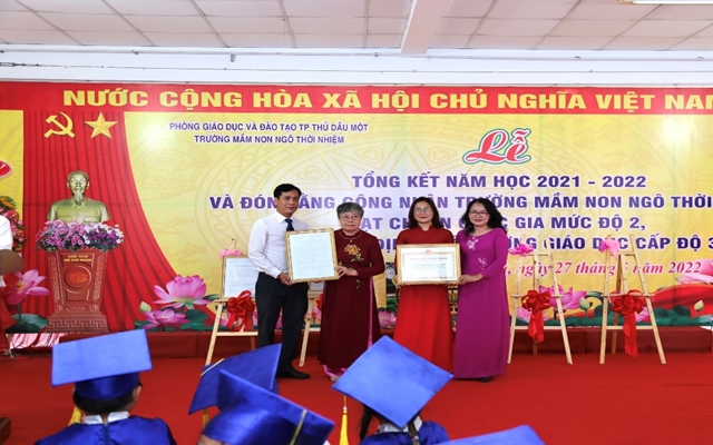 B&amp;agrave; Nguyễn Phương Dung &amp;ndash; Ph&amp;oacute; Gi&amp;aacute;m đốc sở Gi&amp;aacute;o dục &amp;ndash; Đ&amp;agrave;o tạo tỉnh B&amp;igrave;nh Dương trao bằng đạt chuẩn kiểm định chất lượng gi&amp;aacute;o dục cấp độ 3 của Sở Gi&amp;aacute;o dục v&amp;agrave; Đ&amp;agrave;o tạo tỉnh B&amp;igrave;nh Dương cho đại diện l&amp;atilde;nh đạo nh&amp;agrave; trường