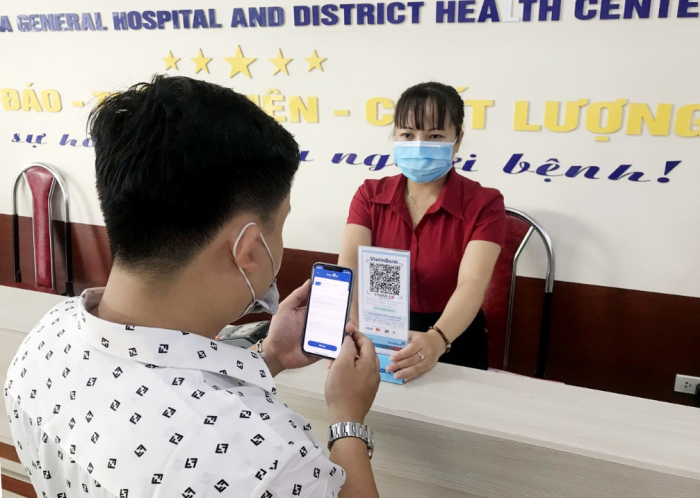 Người d&amp;acirc;n thanh to&amp;aacute;n viện ph&amp;iacute; bằng QR-Code tại Trung t&amp;acirc;m Y tế huyện Thanh Ba (Ph&amp;uacute; Thọ)