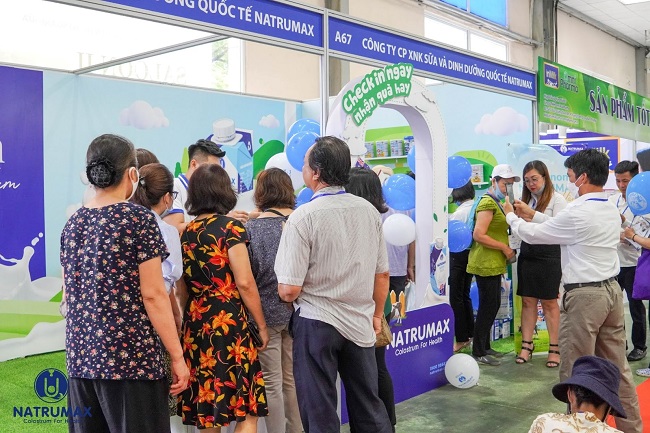 Kh&amp;aacute;ch h&amp;agrave;ng tham quan tại khu trưng b&amp;agrave;y Natrumax