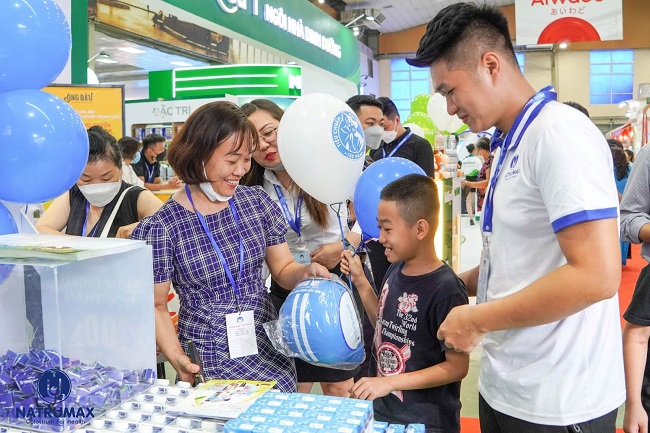 Kh&amp;aacute;ch h&amp;agrave;ng trải nghiệm c&amp;aacute;c hoạt động vui chơi v&amp;agrave; bốc thăm tr&amp;uacute;ng thưởng