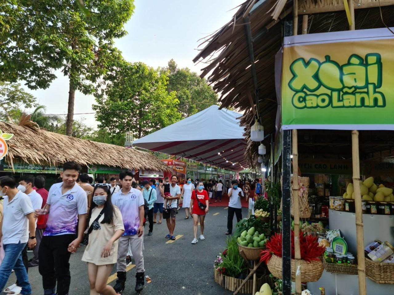 Người d&amp;acirc;n n&amp;ocirc; nức tham quan v&amp;agrave; trải nghi&amp;ecirc;m c&amp;aacute;c sản phẩm tại lễ hộ Xo&amp;agrave;i