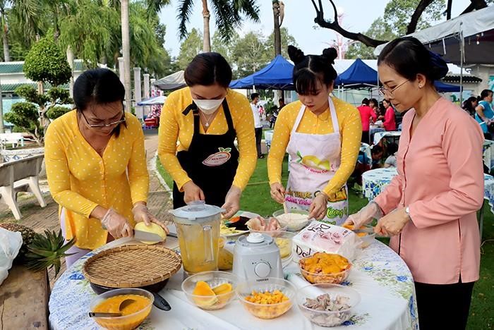Tham gia Hội thi c&amp;oacute; 21 đội, mỗi đội sẽ chế biến 11 m&amp;oacute;n ngọt v&amp;agrave; 1 m&amp;oacute;n mặn với nguy&amp;ecirc;n liệu ch&amp;iacute;nh l&amp;agrave; xo&amp;agrave;i