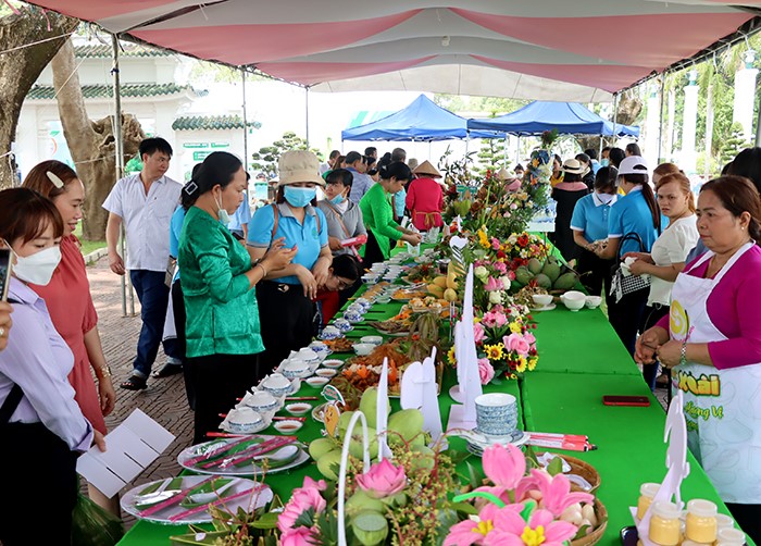 Cuộc thi thu h&amp;uacute;t đ&amp;ocirc;ng đảo người tham gia.