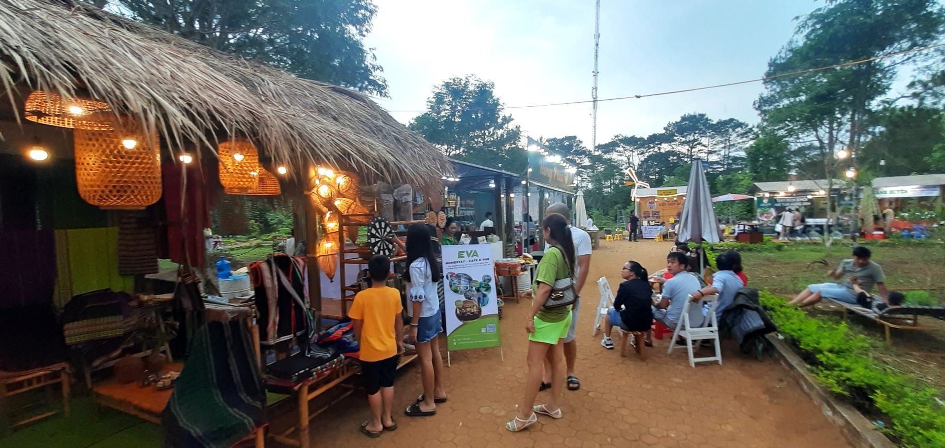 Đặc biệt, trong 2 ng&amp;agrave;y lễ đầu ti&amp;ecirc;n thời tiết ở Măng Đen rất thuận lợi, m&amp;aacute;t mẻ, kh&amp;ocirc;ng mưa, b&amp;ecirc;n cạnh đ&amp;oacute;, c&amp;ocirc;ng t&amp;aacute;c chuẩn bị tốt cho dịp cho dịp 30/4-1/5 n&amp;ecirc;n đ&amp;atilde; thu h&amp;uacute;t kh&amp;aacute;ch du lịch từ mọi miền Tổ quốc đến tham quan, du lịch