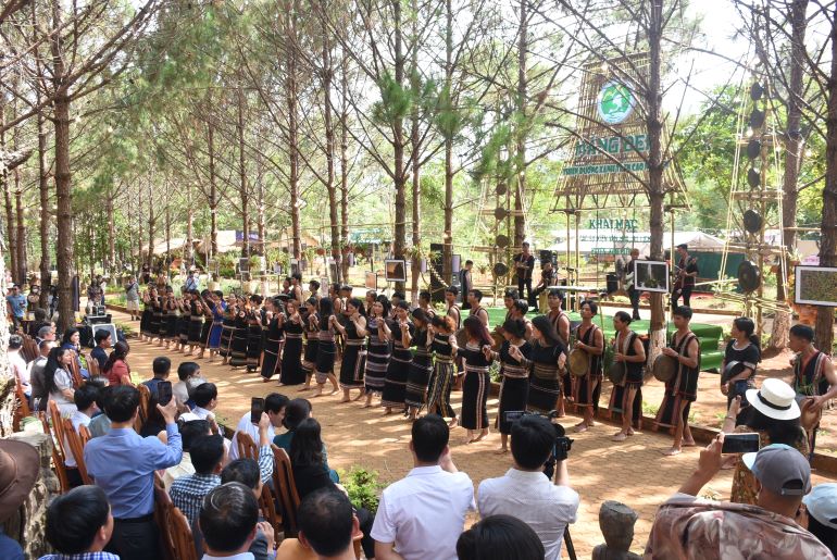 B&amp;ecirc;n cạnh đ&amp;oacute; huyện Konplong cũng tổ chức nhiều hoạt động văn h&amp;oacute;a đặc sắc như; Kh&amp;ocirc;ng gian văn h&amp;oacute;a &amp;ldquo;Thi&amp;ecirc;n Đường T&amp;acirc;y Nguy&amp;ecirc;n - Măng Đen, nhiều chương tr&amp;igrave;nh văn h&amp;oacute;a - nghệ thuật