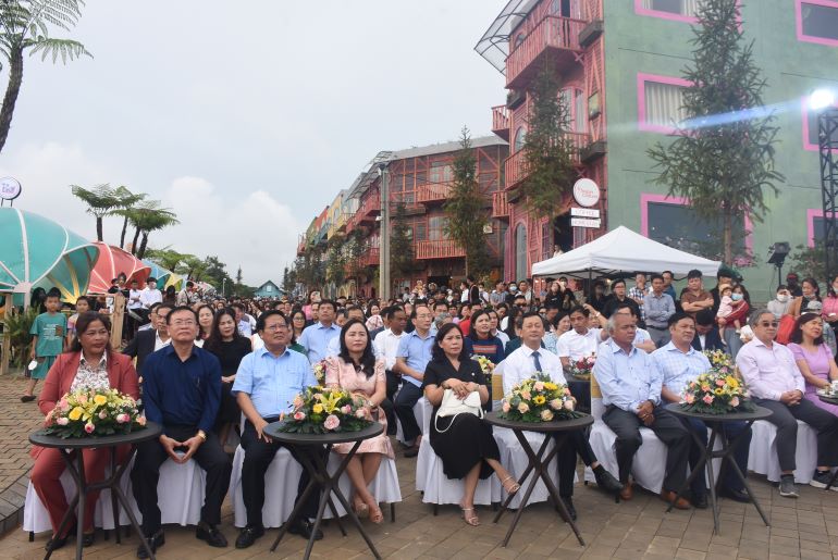 Khu du lịch Măng Đen đ&amp;atilde; thu h&amp;uacute;t khoảng gần 30.000 lượt du kh&amp;aacute;ch từ khắp mọi nơi đến tham quan, nghỉ dưỡng