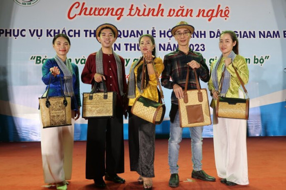 Túi cỏ bàng và bộ sưu tập bảo tồn giá trị văn hóa của  Công ty Miền Tây Xanh