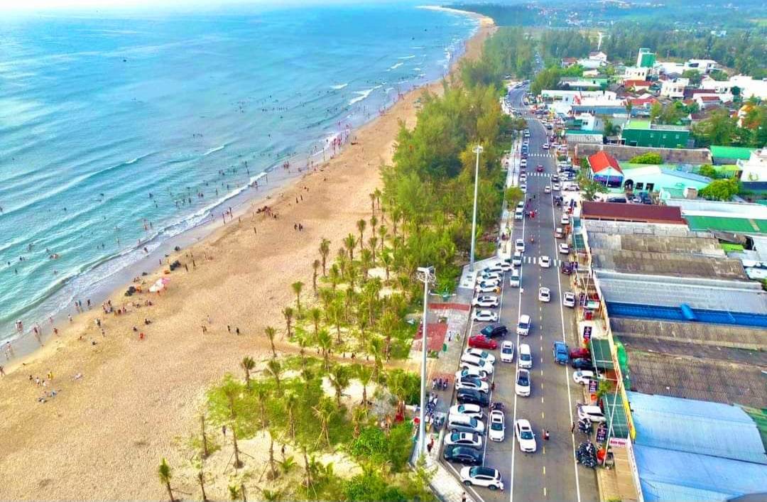 Đặc biệt c&amp;aacute;c b&amp;atilde;i biển tr&amp;ecirc;n địa b&amp;agrave;n tỉnh đ&amp;atilde; thu h&amp;uacute;t h&amp;agrave;ng trăm ngh&amp;igrave;n lượt kh&amp;aacute;ch du lịch đến c&amp;aacute;c điểm tham quan, nghỉ dưỡng