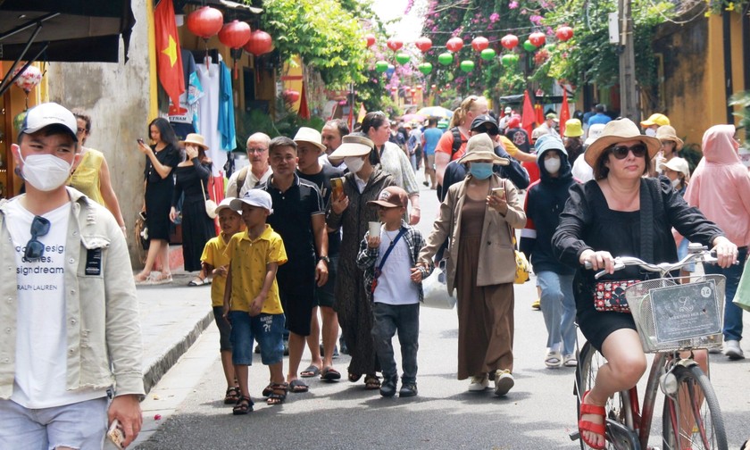 Ri&amp;ecirc;ng tại TP Hội An đ&amp;atilde; diễn ra nhiều sự kiện đặc sắc, mỗi ng&amp;agrave;y phố cổ đ&amp;oacute;n khoảng 10.000 lượt kh&amp;aacute;ch