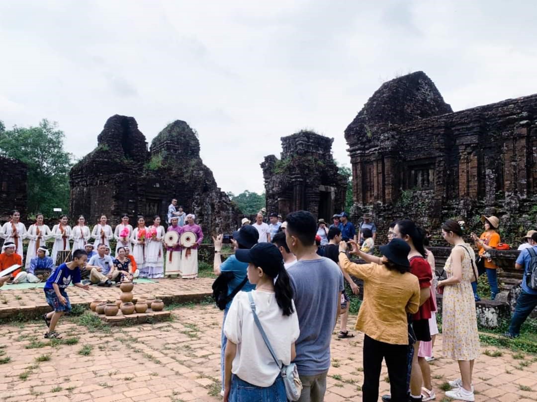 Tại Di sản văn h&amp;oacute;a Mỹ Sơn, trong 3 ng&amp;agrave;y nghỉ lễ (từ 29-4 đến 1-5), lượng kh&amp;aacute;ch tham quan qua mua v&amp;eacute; tại Khu đền th&amp;aacute;p Mỹ Sơn đạt 5.564 lượt, trong đ&amp;oacute; kh&amp;aacute;ch nước ngo&amp;agrave;i đạt 4.718 lượt, chiếm 84,79% tổng lượt kh&amp;aacute;ch