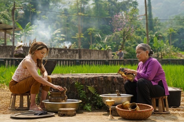 A Tourist's Guide to Love c&amp;ograve;n c&amp;oacute; sự g&amp;oacute;p mặt của một số diễn vi&amp;ecirc;n Việt Nam, điển h&amp;igrave;nh l&amp;agrave; NSƯT L&amp;ecirc; Thiện