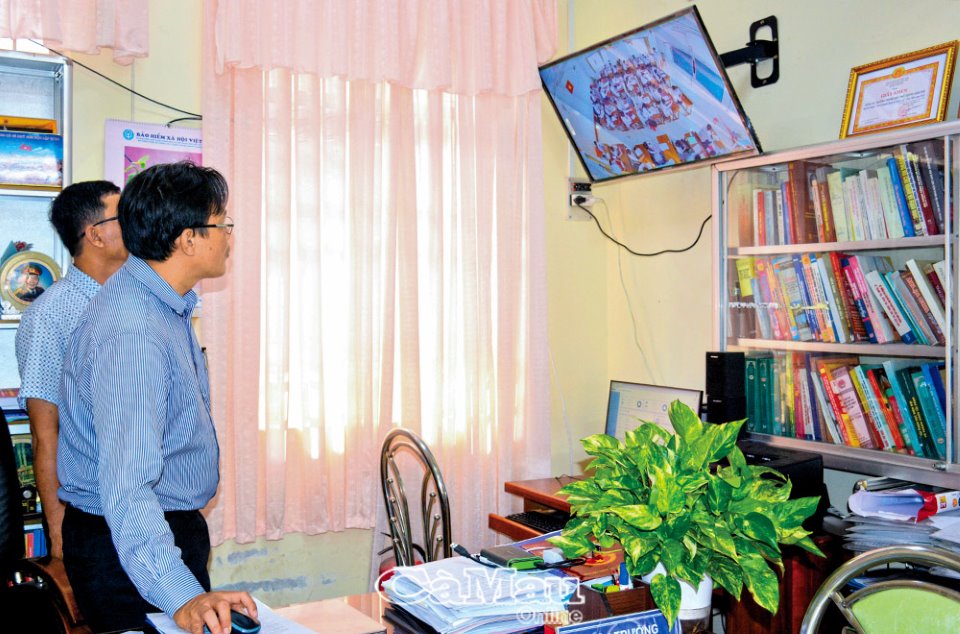 45 lớp học của Trường THPT &amp;ETH;ầm Dơi đều được kết nối Internet v&amp;agrave; lắp camera, tạo thuận lợi cho nh&amp;agrave; trường trong việc theo d&amp;otilde;i t&amp;igrave;nh h&amp;igrave;nh giảng dạy của gi&amp;aacute;o vi&amp;ecirc;n v&amp;agrave; học tập của học sinh