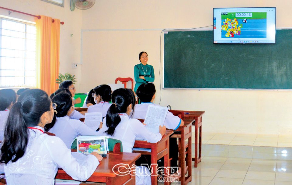 Gi&amp;aacute;o vi&amp;ecirc;n của trường thực hiện phương ph&amp;aacute;p dạy tr&amp;igrave;nh chiếu với h&amp;igrave;nh ảnh trực quan sinh động bằng c&amp;aacute;ch kết nối m&amp;aacute;y t&amp;iacute;nh với tivi, tạo hứng th&amp;uacute; cho học sinh.