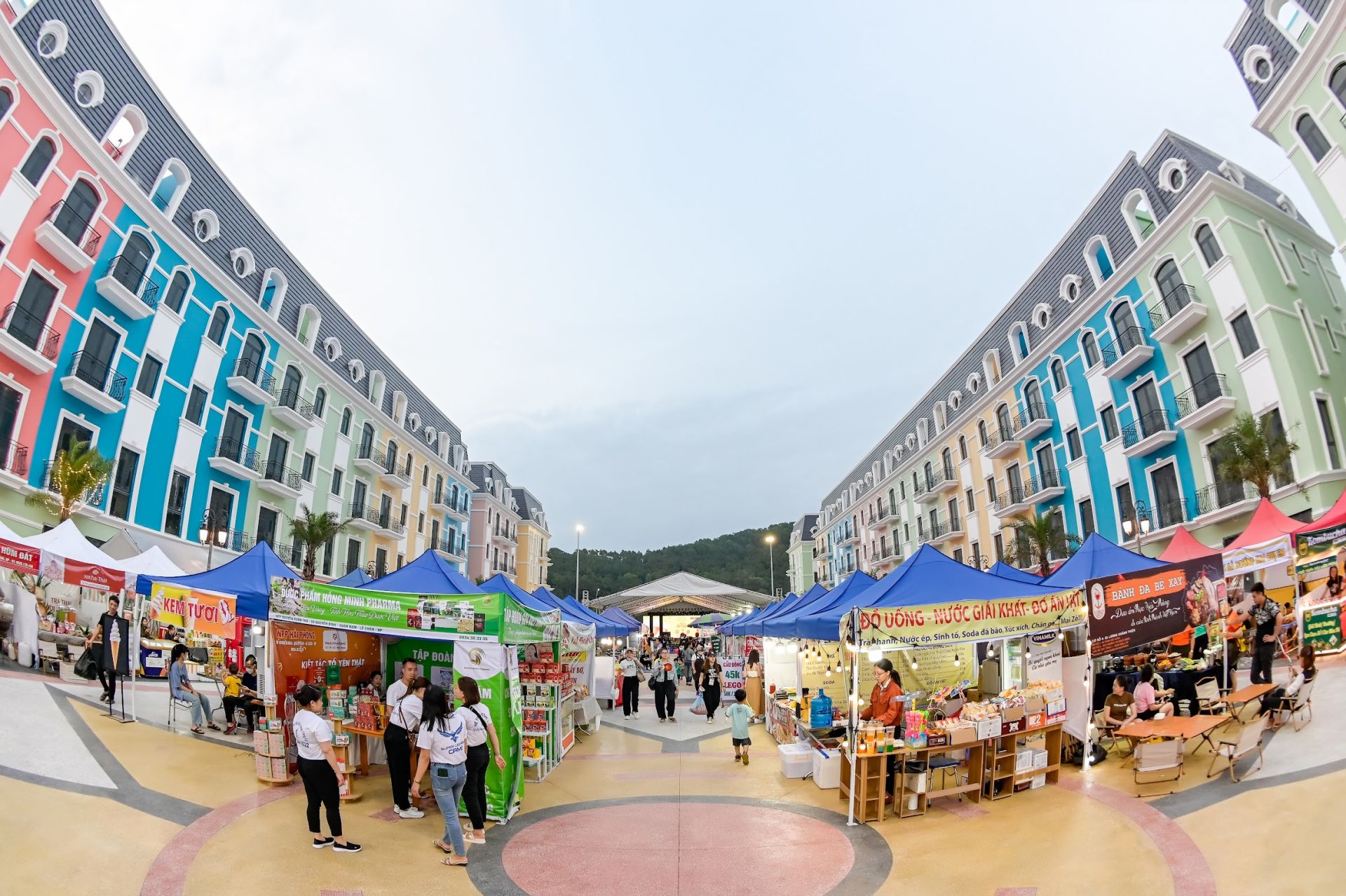 Lễ hội Bia v&amp;agrave; Ẩm thực quận Đồ Sơn năm 2023 diễn với gần 120 gian h&amp;agrave;ng ẩm thực c&amp;ugrave;ng c&amp;aacute;c m&amp;oacute;n ăn ngon, đồ uống hấp dẫn, m&amp;oacute;n ăn đặc sản của Hải Ph&amp;ograve;ng &amp;ndash; Đồ Sơn
