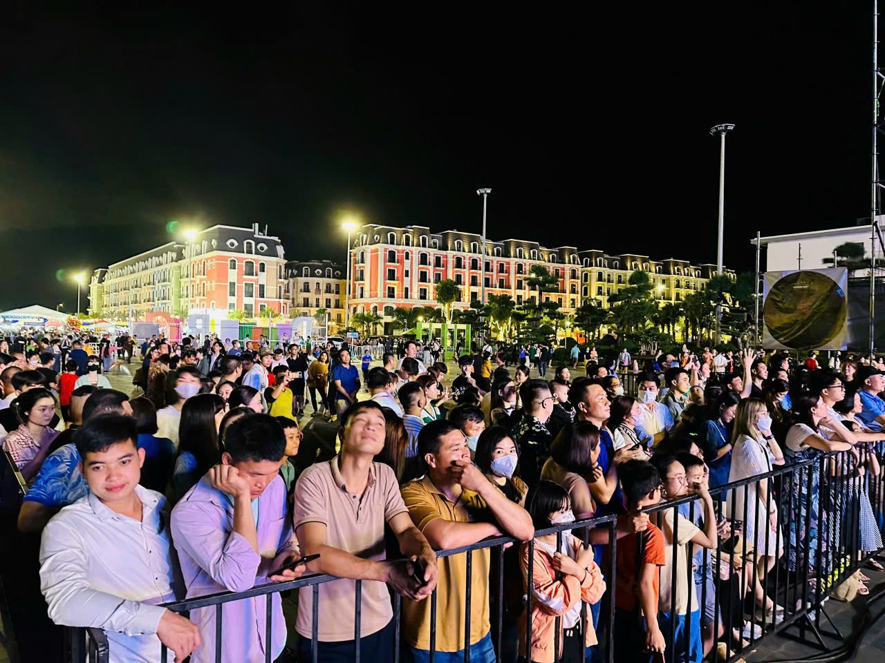 Đ&amp;ocirc;ng đảo người d&amp;acirc;n đến tham gia sự kiện