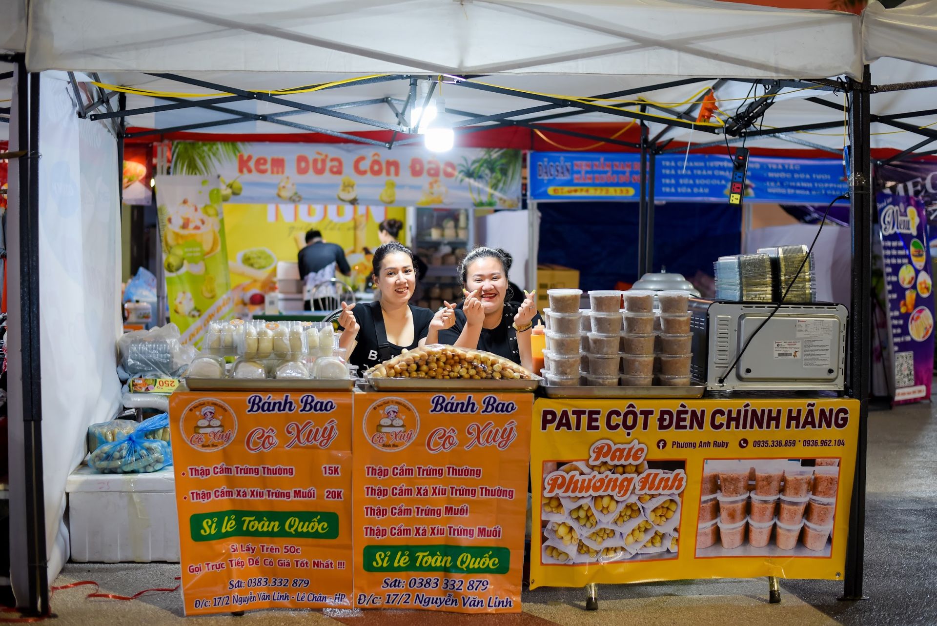 C&amp;aacute;c gian h&amp;agrave;ng tại Lễ hội Bia v&amp;agrave; Ẩm thực