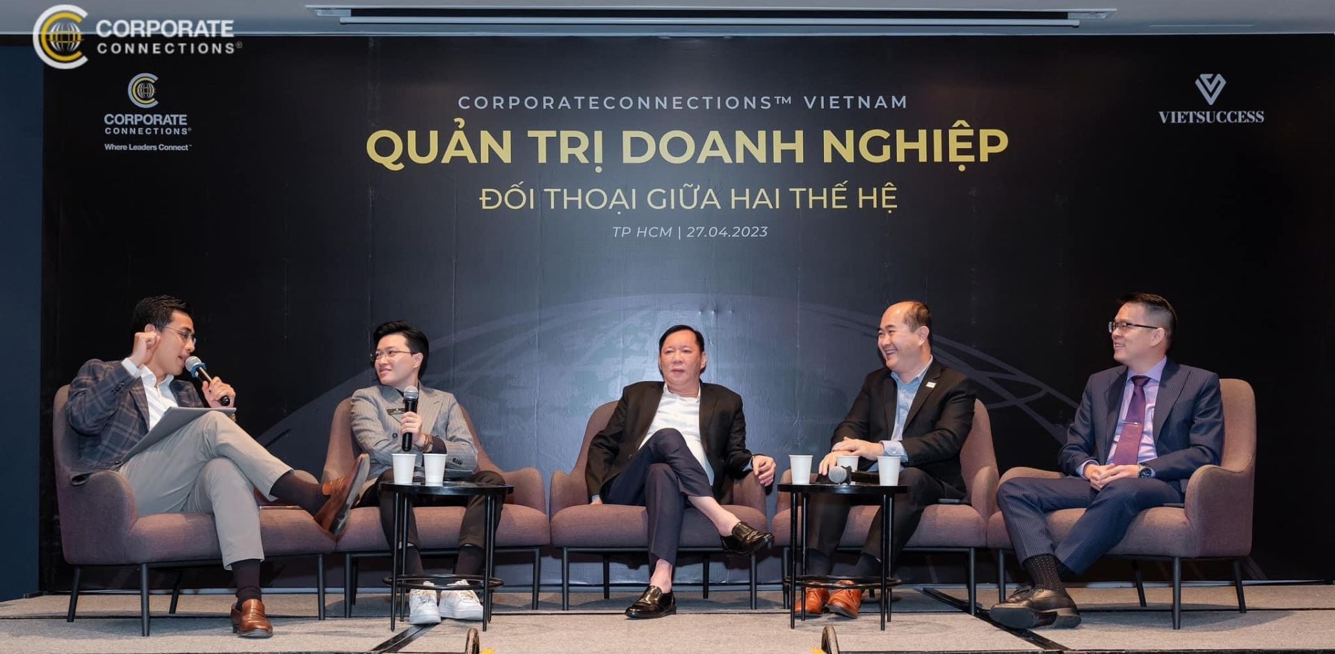 Từ tr&amp;aacute;i qua: MC Quốc Kh&amp;aacute;nh - Founder Vietsuccess, Lee Phạm Kh&amp;aacute;nh Ly - Ph&amp;oacute; Gi&amp;aacute;m Đốc C&amp;ocirc;ng ty CP Giống Gia Cầm Lượng Huệ, &amp;Ocirc;ng Trần Lệ Nguy&amp;ecirc;n - TGĐ Tập đo&amp;agrave;n KIDO, &amp;Ocirc;ng Hồ Quang Minh - Chủ tịch BCA Group v&amp;agrave; CC Việt Nam, &amp;Ocirc;ng Trịnh Ch&amp;iacute; Cường - TGĐ C&amp;ocirc;ng ty nhựa Đại Đồng Tiến trong một chương tr&amp;igrave;nh CC Talk